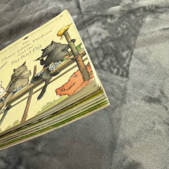 The Three Little Wolves and the Big Bad Pig  Egmont Book Trivizas Oxenbury - Picture 8 of 12